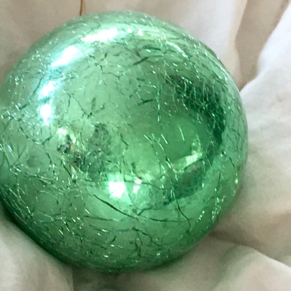 Vintage Kugel Green Crackle Glass Xmas Ornament with Embossed Brass Hang… - Picture 6 of 9